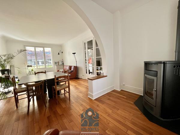 Maison avec terrasse, parking et dépendances