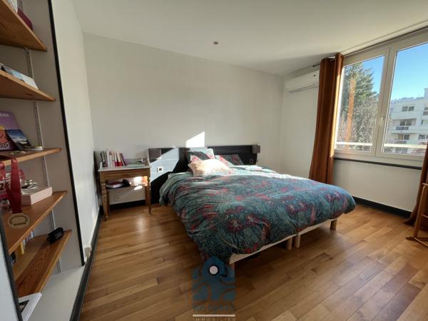 Maison avec terrasse, parking et dépendances