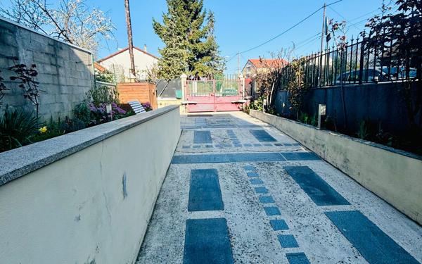 Maison à vendre    4 pièces •  Stains