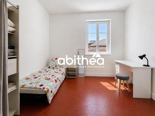 APPARTEMENT T3 MEUBLÉ ET RÉNOVÉ AVEC CHARME – 88,50 M² – CENTRE HISTORIQUE DE BÉZIERS – A 50M DE LA PLACE JEAN