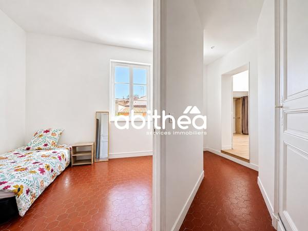 APPARTEMENT T3 MEUBLÉ ET RÉNOVÉ AVEC CHARME – 88,50 M² – CENTRE HISTORIQUE DE BÉZIERS – A 50M DE LA PLACE JEAN