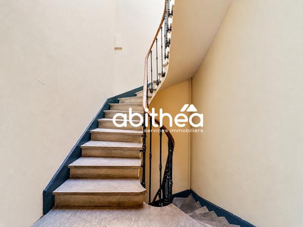 APPARTEMENT T3 MEUBLÉ ET RÉNOVÉ AVEC CHARME – 88,50 M² – CENTRE HISTORIQUE DE BÉZIERS – A 50M DE LA PLACE JEAN