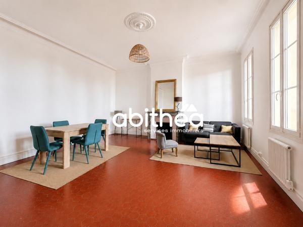 APPARTEMENT T3 MEUBLÉ ET RÉNOVÉ AVEC CHARME – 88,50 M² – CENTRE HISTORIQUE DE BÉZIERS – A 50M DE LA PLACE JEAN
