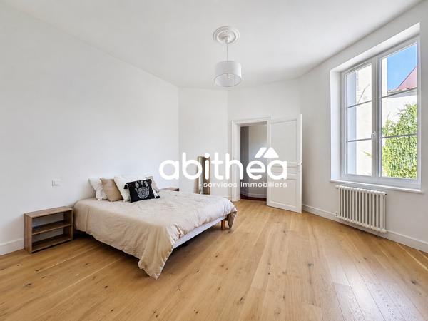 APPARTEMENT T3 MEUBLÉ ET RÉNOVÉ AVEC CHARME – 88,50 M² – CENTRE HISTORIQUE DE BÉZIERS – A 50M DE LA PLACE JEAN