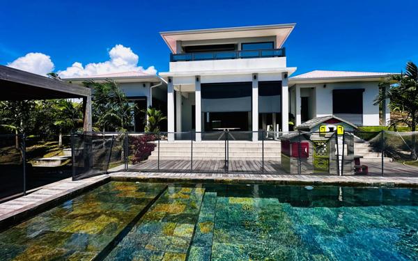 Maison à vendre    5 pièces •  Le Vauclin