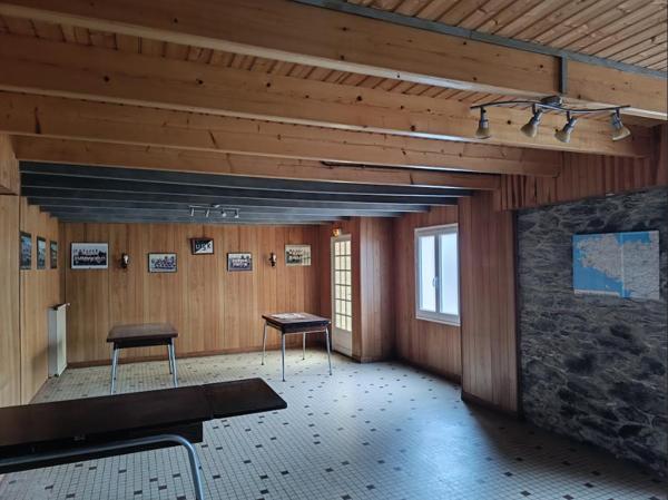 29270 Kergloff maison de bourg 2 / 3 chambres avec grandes salles en Rez-de-chaussée jardin