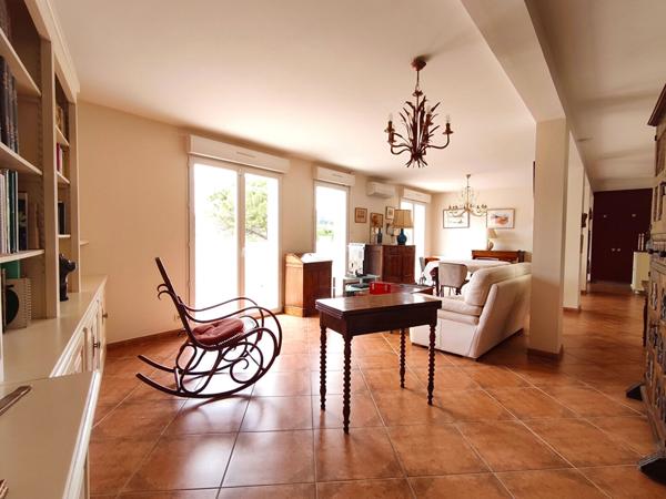 Montredon-des-Corbières ! Grand appartement lumineux avec jardin, 2 garages et 2 stationnements privatifs