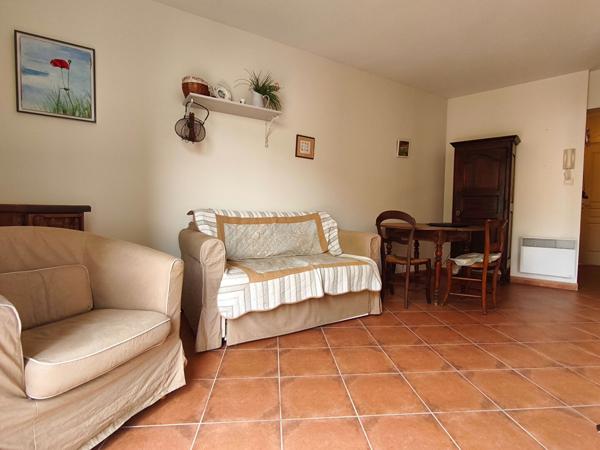 Montredon-des-Corbières ! Grand appartement lumineux avec jardin, 2 garages et 2 stationnements privatifs