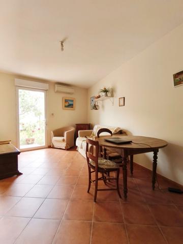 Montredon-des-Corbières ! Grand appartement lumineux avec jardin, 2 garages et 2 stationnements privatifs