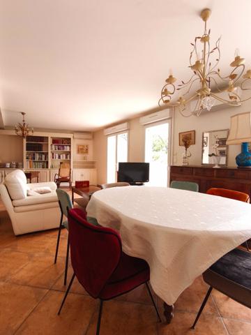 Montredon-des-Corbières ! Grand appartement lumineux avec jardin, 2 garages et 2 stationnements privatifs