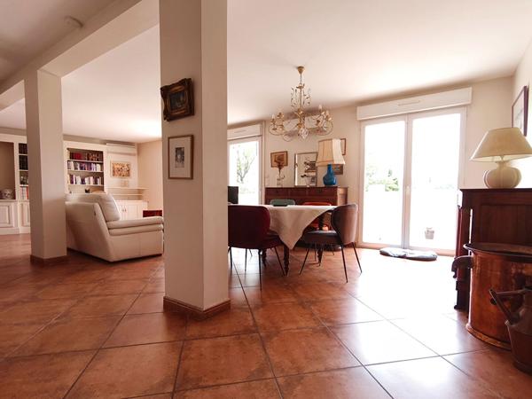 Montredon-des-Corbières ! Grand appartement lumineux avec jardin, 2 garages et 2 stationnements privatifs