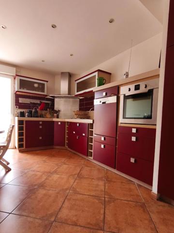 Montredon-des-Corbières ! Grand appartement lumineux avec jardin, 2 garages et 2 stationnements privatifs