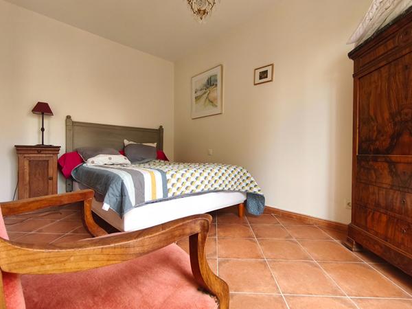 Montredon-des-Corbières ! Grand appartement lumineux avec jardin, 2 garages et 2 stationnements privatifs