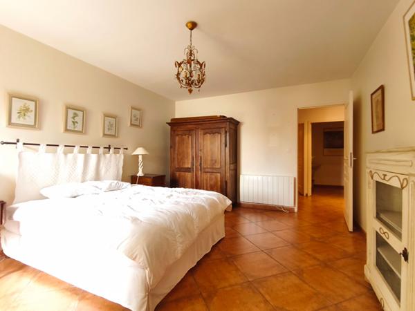 Montredon-des-Corbières ! Grand appartement lumineux avec jardin, 2 garages et 2 stationnements privatifs