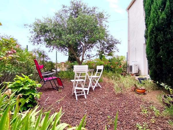 Montredon-des-Corbières ! Grand appartement lumineux avec jardin, 2 garages et 2 stationnements privatifs