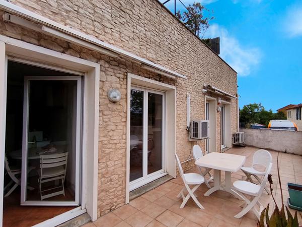 Montredon-des-Corbières ! Grand appartement lumineux avec jardin, 2 garages et 2 stationnements privatifs