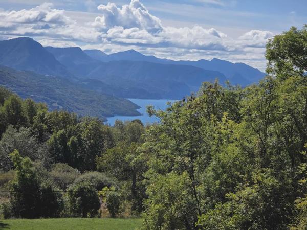 Puy-Saint-Eusèbe (05200) Beau terrain constructible avec une vue montagne et lac dans un cadre nature