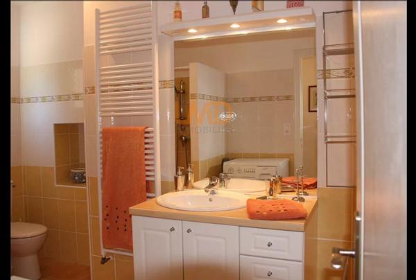 Villa avec gîte sur 5000 m2 de terrain, Piscine. Garage