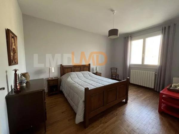 Villa avec gîte sur 5000 m2 de terrain, Piscine. Garage