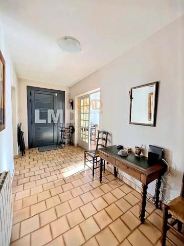 Villa avec gîte sur 5000 m2 de terrain, Piscine. Garage