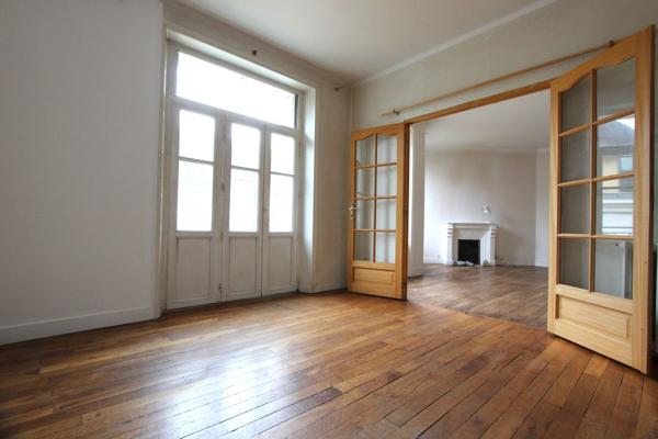 LE BEL APPARTEMENT TYPE 3 DES ANNÉES 30', AU SECOND ÉTAGE DE SON IMMEUBLE DE CHARME, À 5 MIN À PIED DE LA CATHÉDRALE - A QUIMPER Quimper CENTRE Quimper PROCHE CENTRE