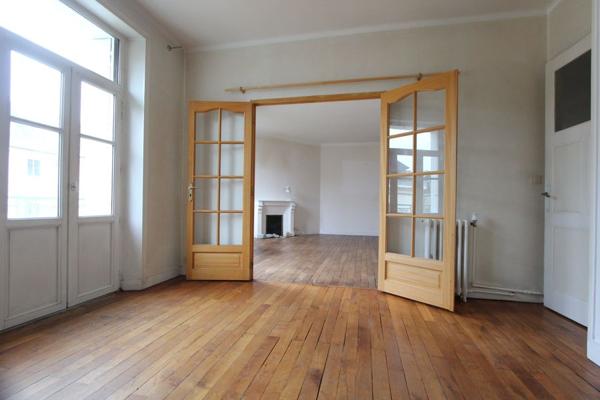 LE BEL APPARTEMENT TYPE 3 DES ANNÉES 30', AU SECOND ÉTAGE DE SON IMMEUBLE DE CHARME, À 5 MIN À PIED DE LA CATHÉDRALE - A QUIMPER Quimper CENTRE Quimper PROCHE CENTRE