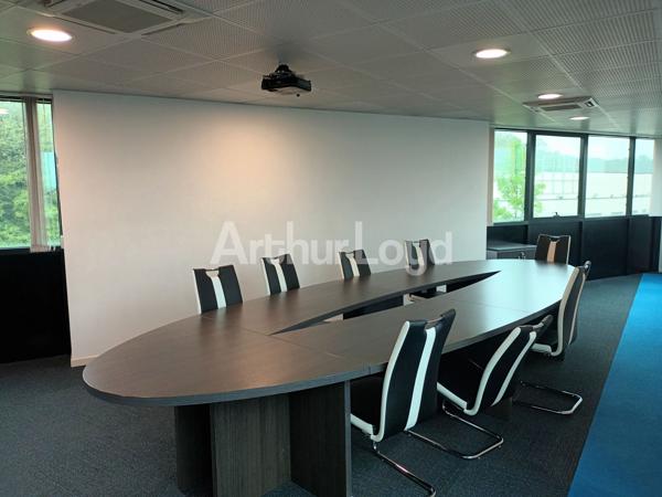 Bureaux à vendre ou à louer à Noyelles-Godault parking privatif et meublés