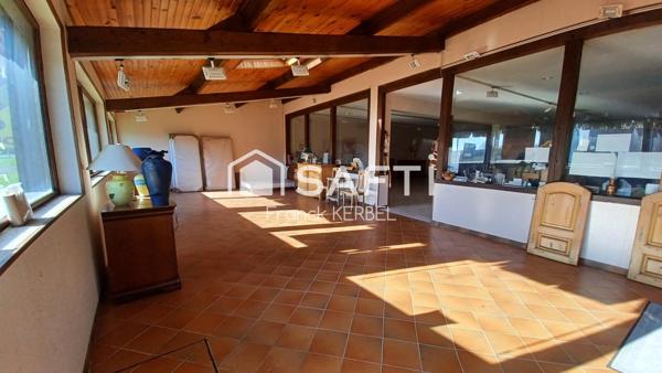 Bâtiment à usage commercial.