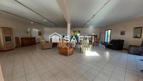 Bâtiment à usage commercial.