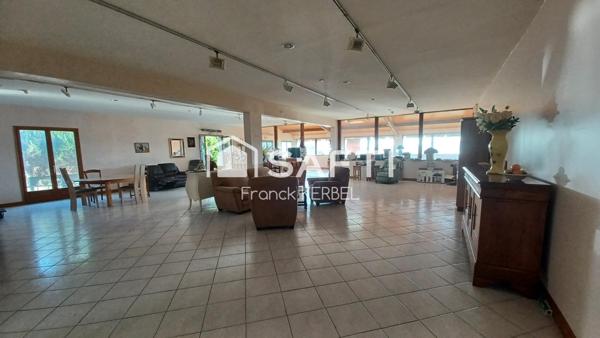 Bâtiment à usage commercial.