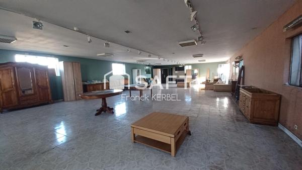 Bâtiment à usage commercial.