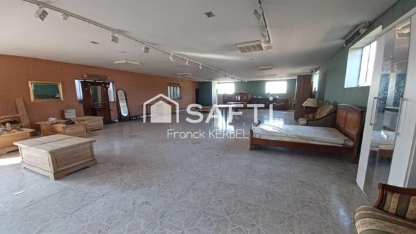 Bâtiment à usage commercial.