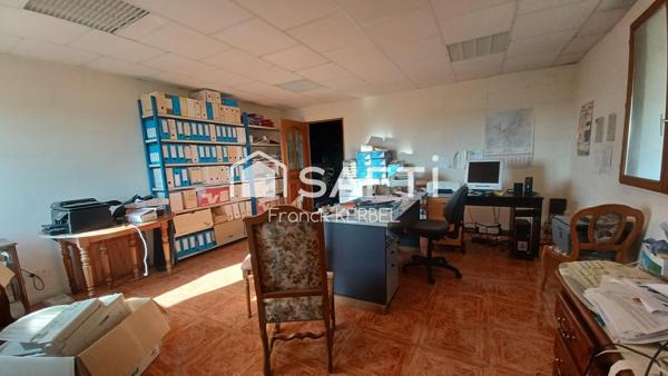 Bâtiment à usage commercial.