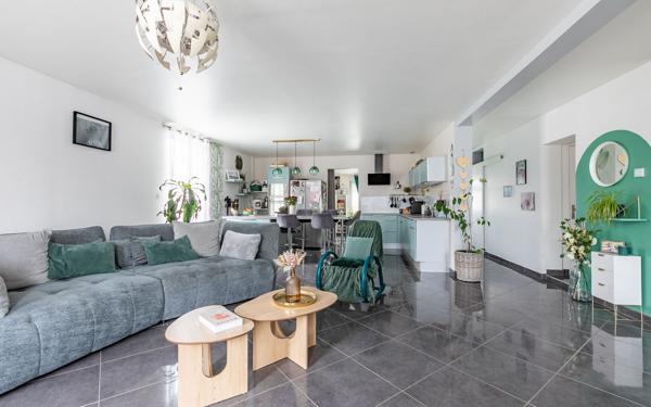 Maison à vendre    5 pièces •  Charmes