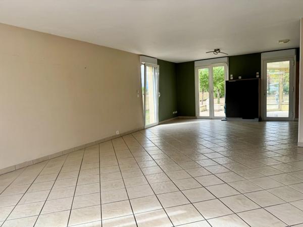 Pavillon de plain-pied de 102 m² – Lumineux, parfaitement entretenu, avec véranda, garage et grand terrain de 957 m²