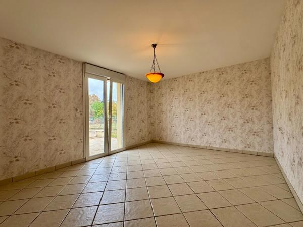 Pavillon de plain-pied de 102 m² – Lumineux, parfaitement entretenu, avec véranda, garage et grand terrain de 957 m²