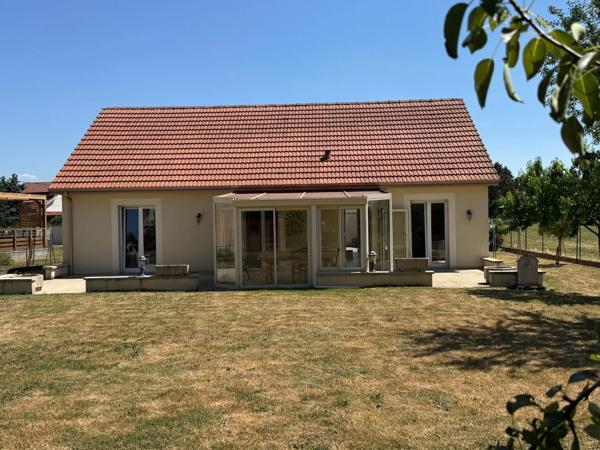 Pavillon de plain-pied de 102 m² – Lumineux, parfaitement entretenu, avec véranda, garage et grand terrain de 957 m²