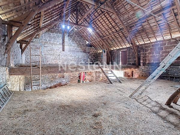 Maison d'habitation et deux granges à vendre à Saint Aulaire - 3 chambres - 1 sde - Deux puits