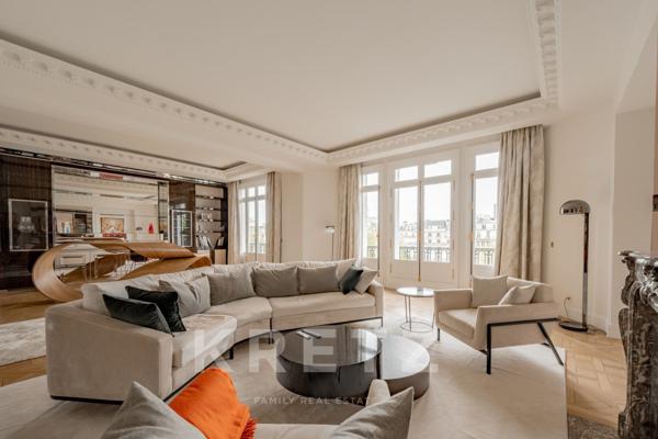 Appartement de réception entièrement rénové par architecte de renom