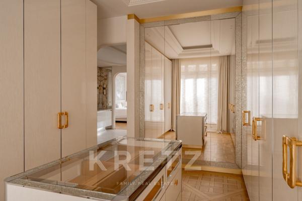 Appartement de réception entièrement rénové par architecte de renom