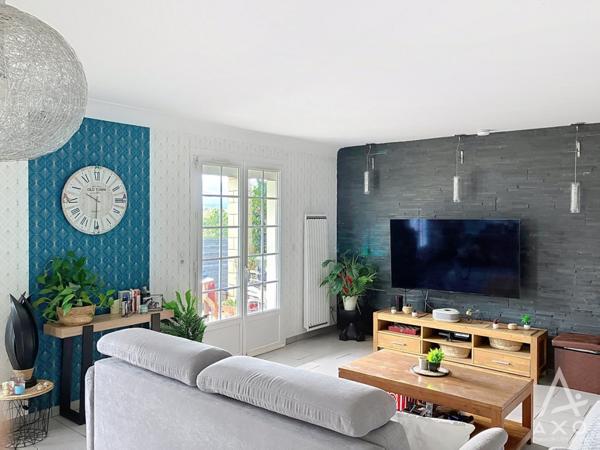 Maison familiale, sur le village d'Allier