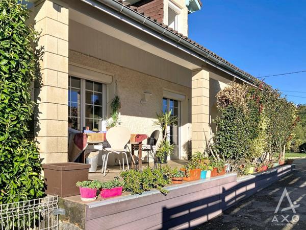 Maison familiale, sur le village d'Allier