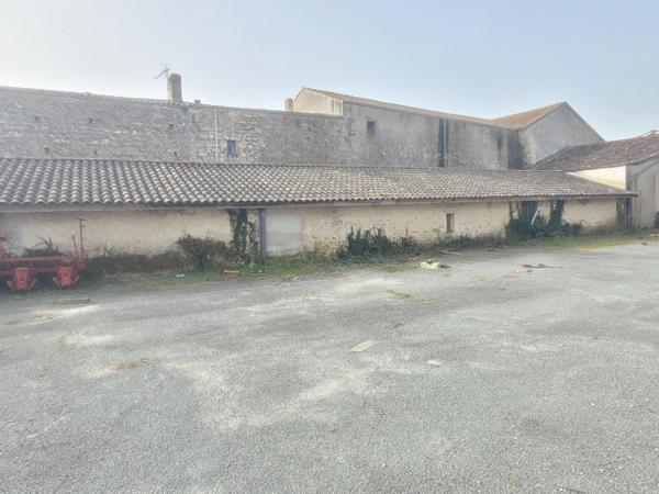 batiment en pierre à vendre et à rénover sur CISSAC MEDOC (33)