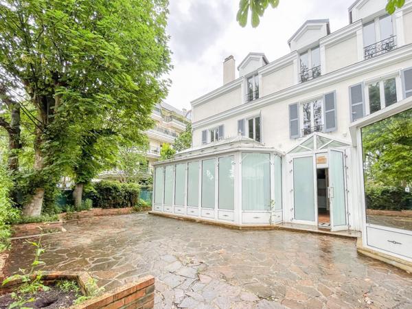 NEUILLY, Île de la Jatte - À VENDRE - Magnifique Hôtel particulier à usage commercial de 400 m² avec 110 m² d'extérieur.