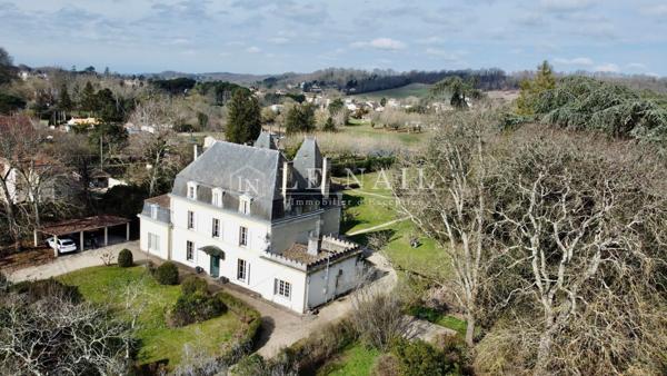 Beau château de famille au bord de la rivière Dordogne