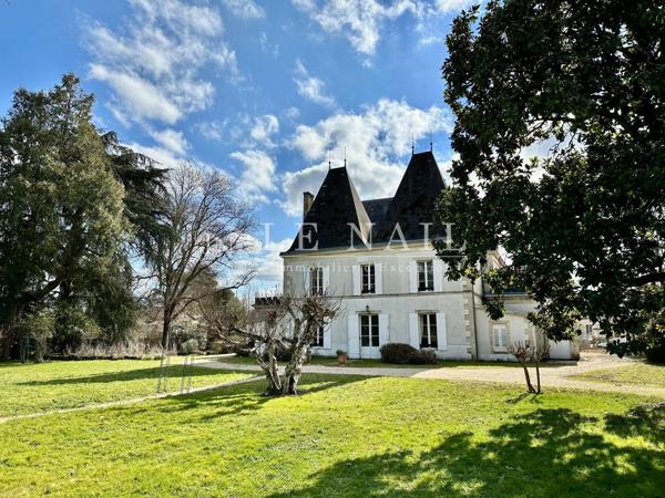 Beau château de famille au bord de la rivière Dordogne
