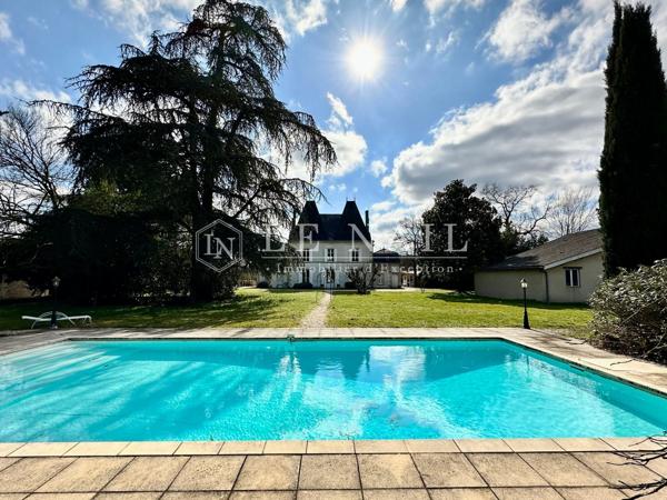 Beau château de famille au bord de la rivière Dordogne