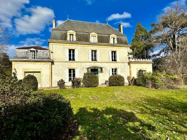 Beau château de famille au bord de la rivière Dordogne