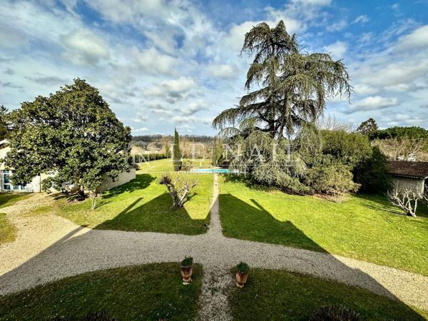 Beau château de famille au bord de la rivière Dordogne