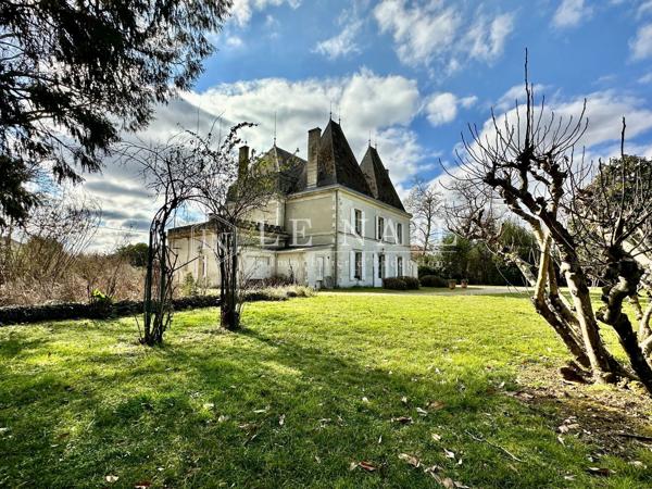 Beau château de famille au bord de la rivière Dordogne
